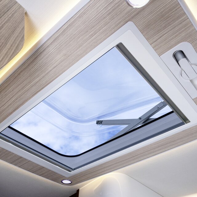 Dakvenster/handmatig dakluik met bijgeleverde LED-verlichting in een motorhome