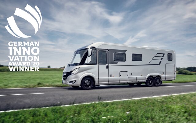 HYMER B-ML I 880 tandemas op geasfalteerde weg met afbeelding van de prijswinnaar German Innovation Award 2020