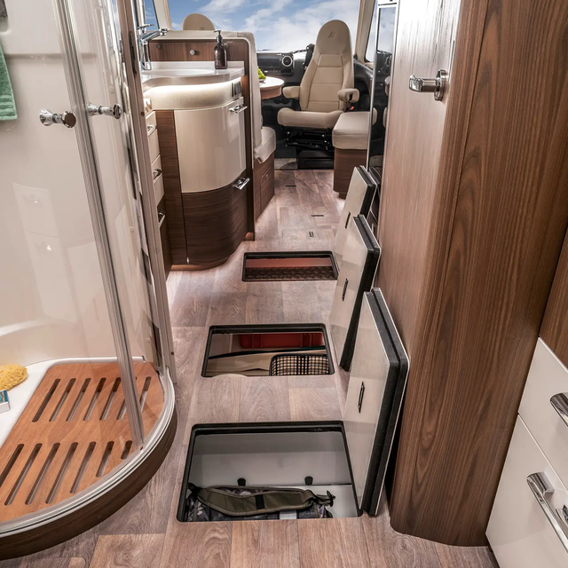 Drie van binnenuit geopende keldervakken in de dubbele bodem van de HYMER B-klasse MasterLine met SLC-chassis