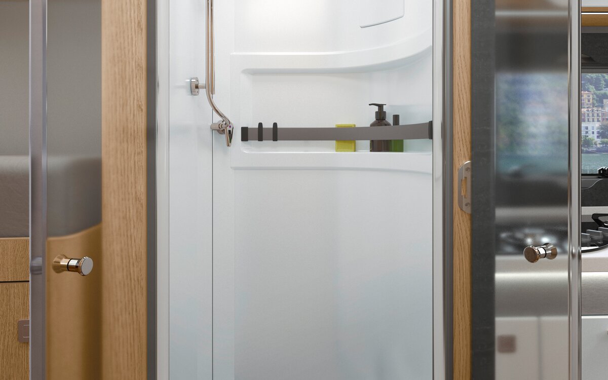 Douchecabine met houten lattenbodem en deur van echt glas in de HYMER B-klasse MasterLine