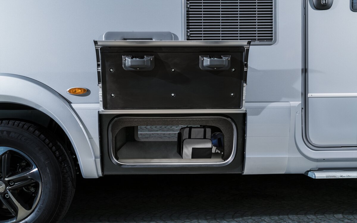 Aan beide zijden open doorlaadruimte, beladen met twee vakken in de HYMER B-ML T