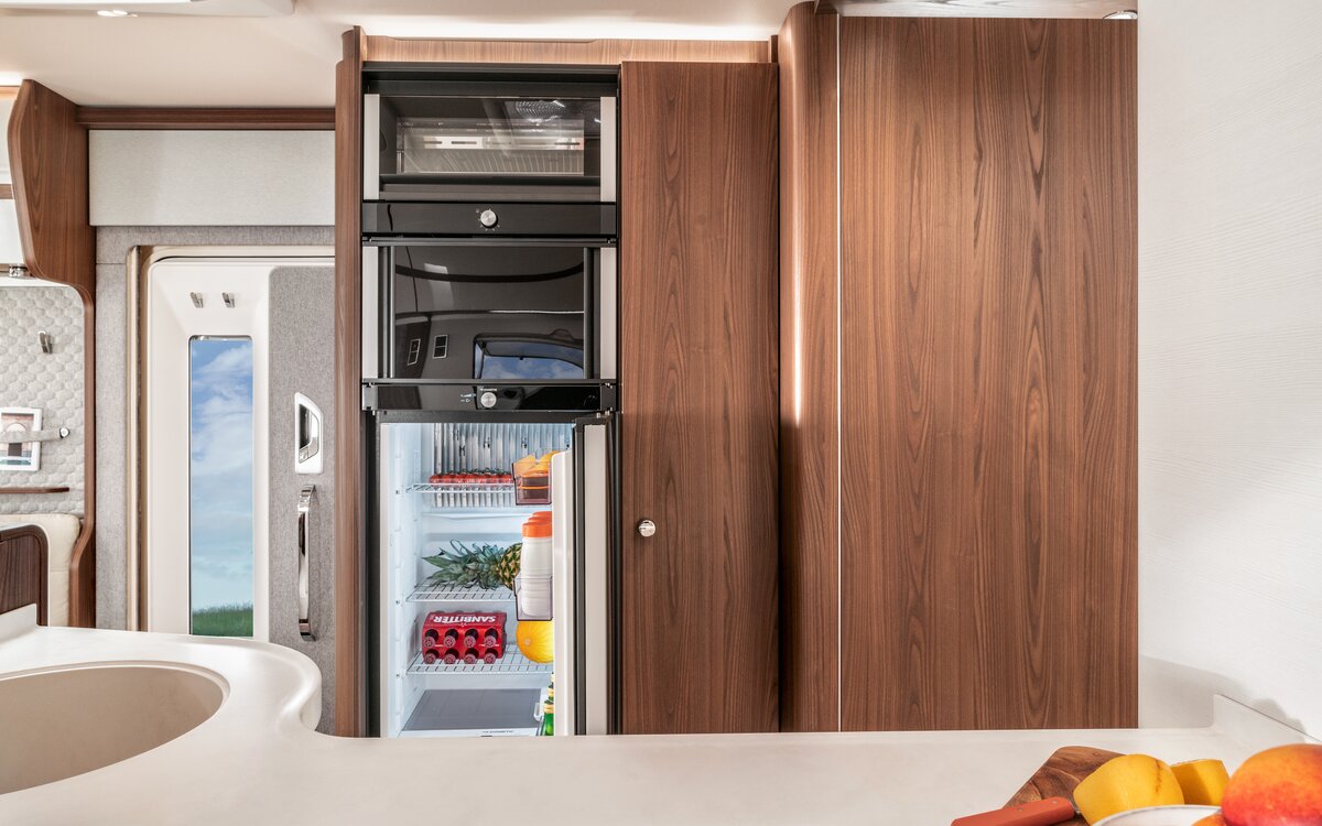 Open koelkast, oven en toegangsdeur in de HYMER B-klasse MasterLine