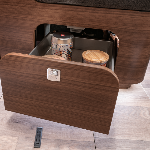 Opberglade geopend en gevuld met opbergboxen onder het zitgedeelte in de HYMER MasterLine