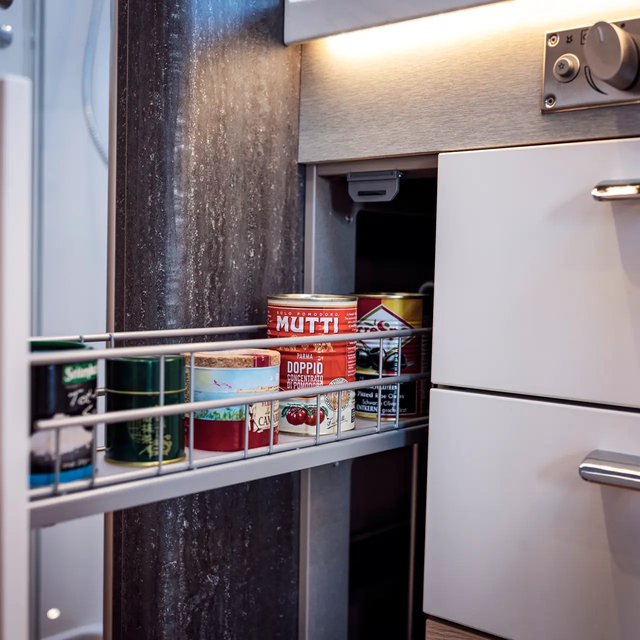 Geopende en gevulde apotheekkast in het keukenblok van de HYMER B-klasse MasterLine