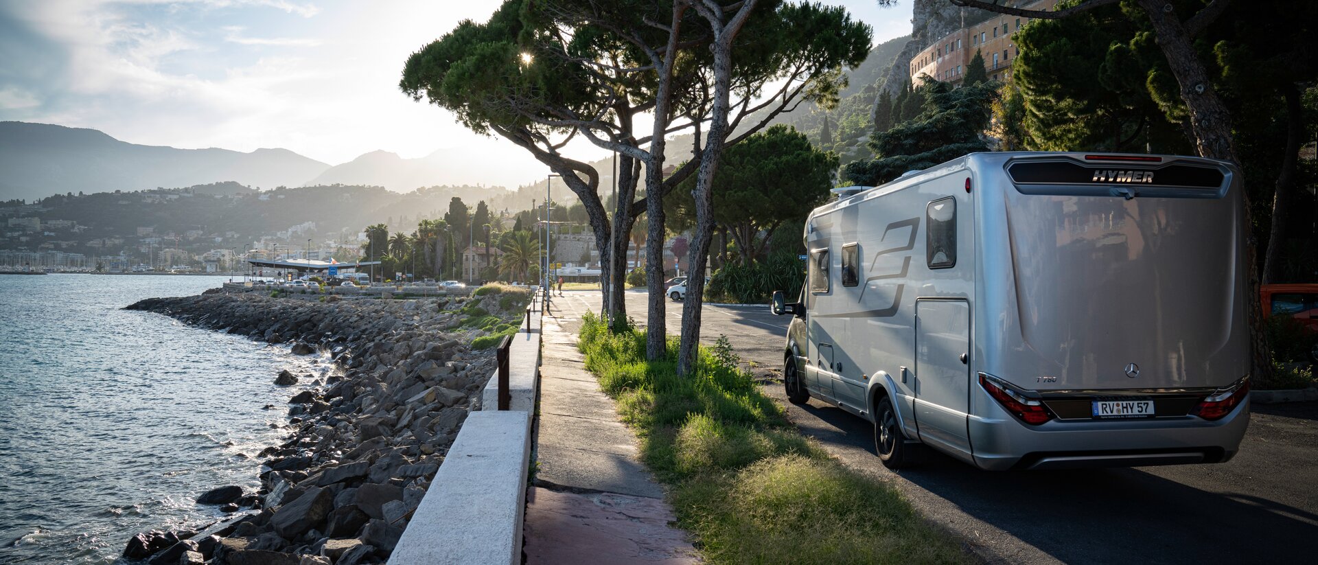HYMER MasterLine aan lommerrijke straat in een stad met mediterraan kustlandschap