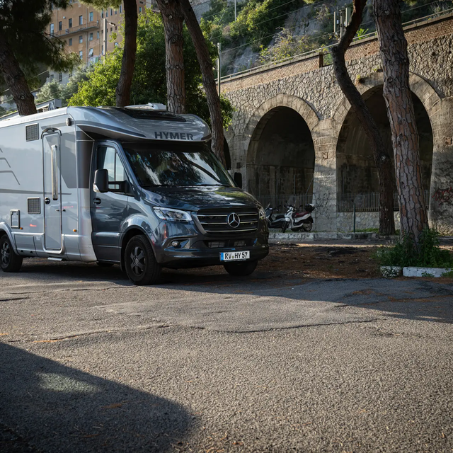 HYMER B ML-T 780 geparkeerd in de schaduw van platanen en een aquaduct in Zuid-Frankrijk