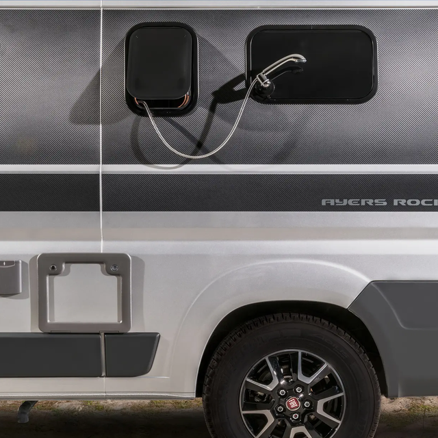 An der Außenwand angebrachter Duschkopf für eine Freiluftdusche beim HYMER Camper Van Ayers Rock