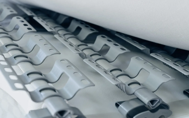 Detailaufnahme eines Tellerfedersystems in einem HYMER Campervan	