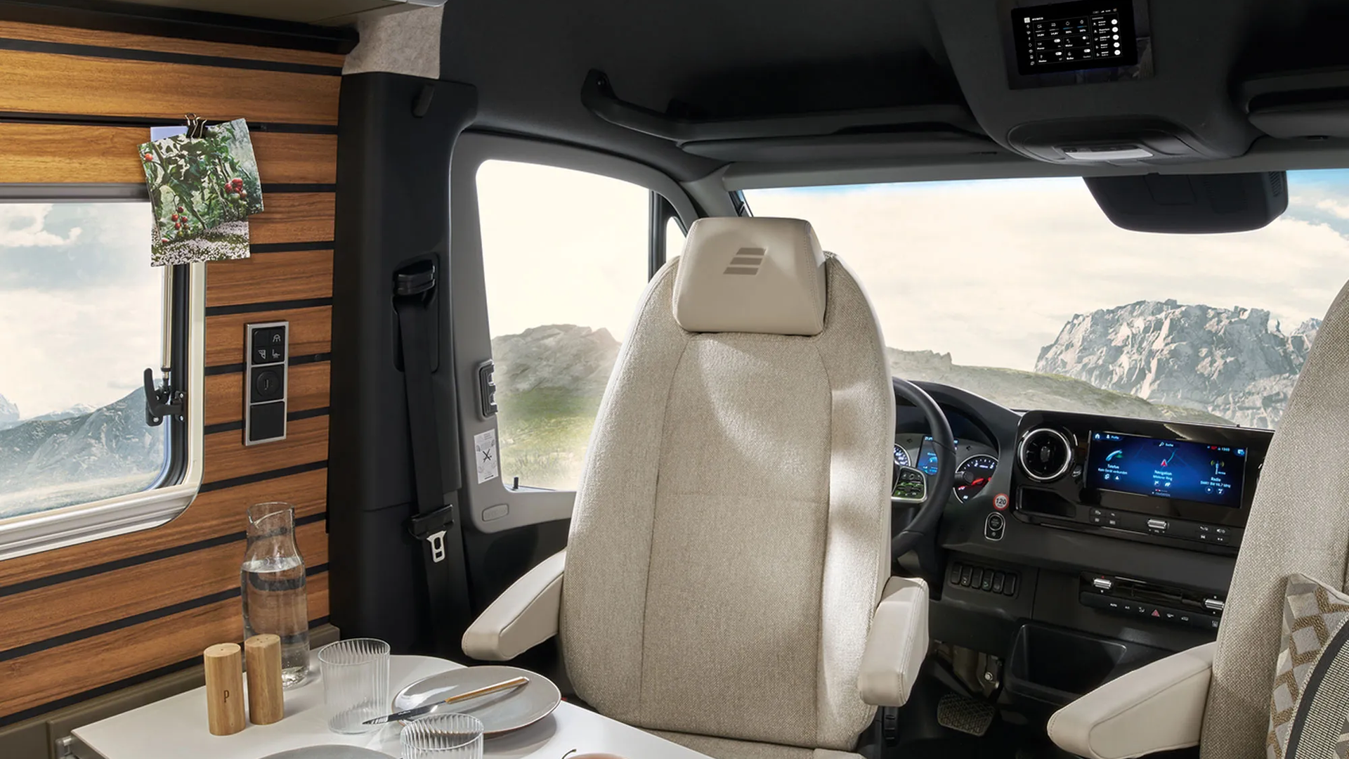 HYMER Connect Displayet inuti HYMER Grand Canyon S är centralt placerat ovanför förarsätena och är riktat mot vardagsrummet.