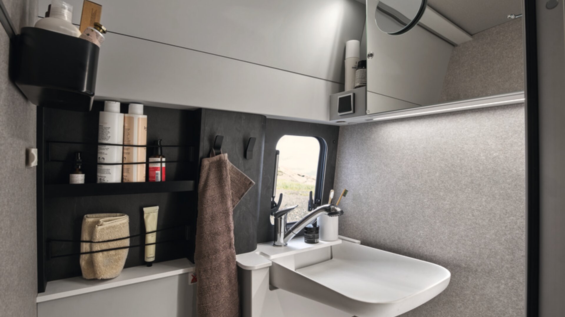 Raise the washbasin to create plenty of room when using the toilet.