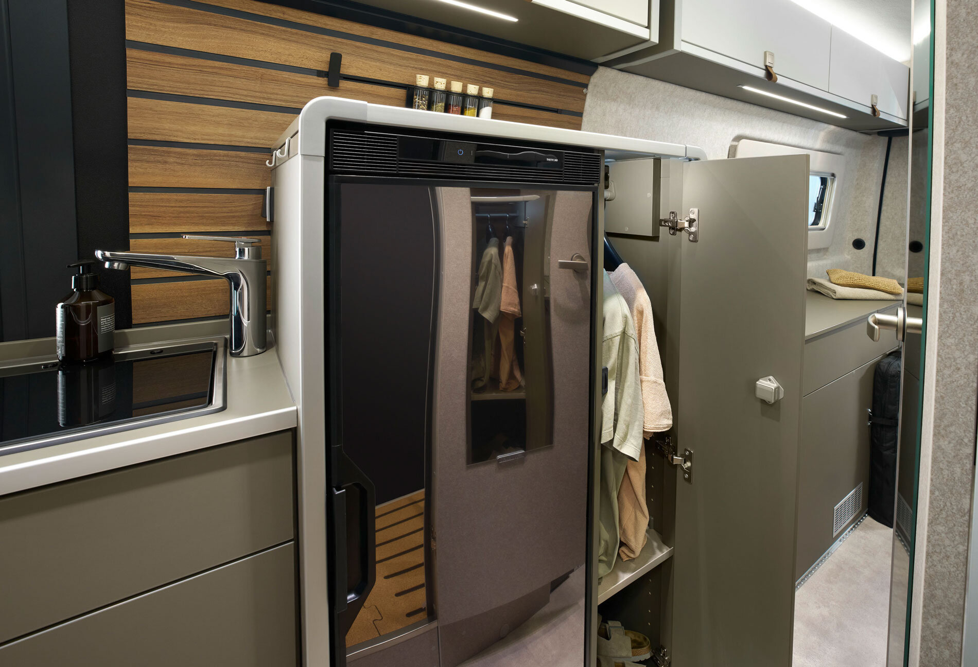 With a vehicle length of nearly seven metres, there’s even room for a spacious wardrobe next to the kitchen area and the mid-height compressor refrigerator.