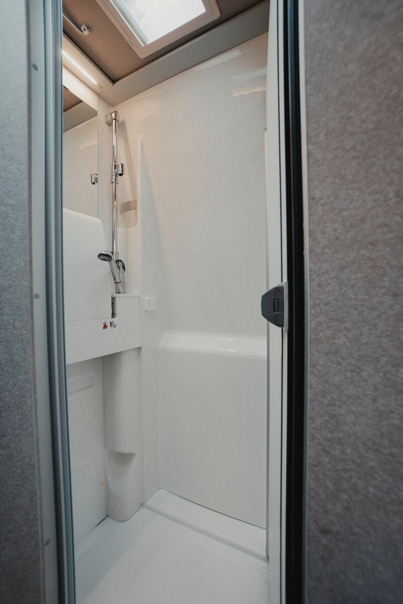 The slate-effect swivel wall can be easily moved forward to separate the toilet area, transforming the space into a generously sized shower for enhanced comfort.