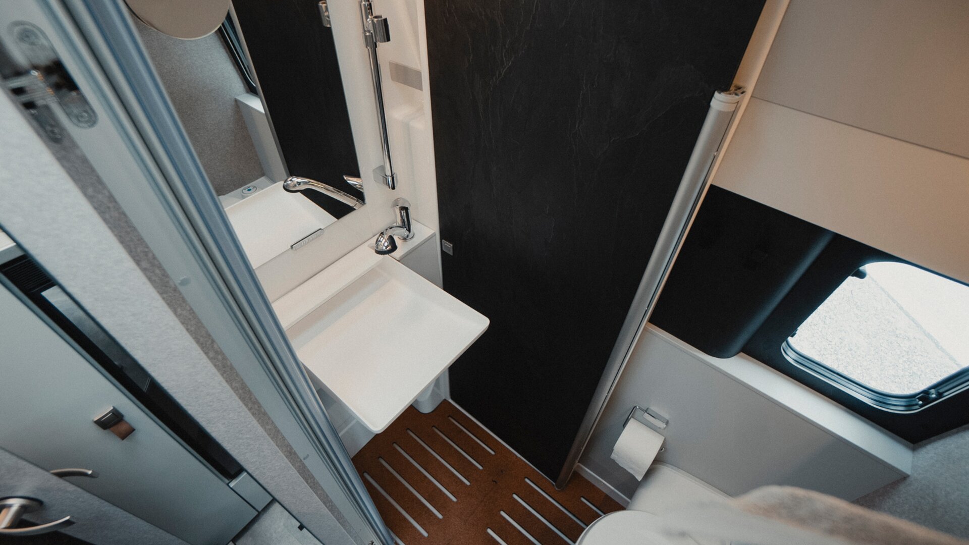 The HYMER Grand Canyon S 700 stands out thanks to its generously designed bathroom concept. 