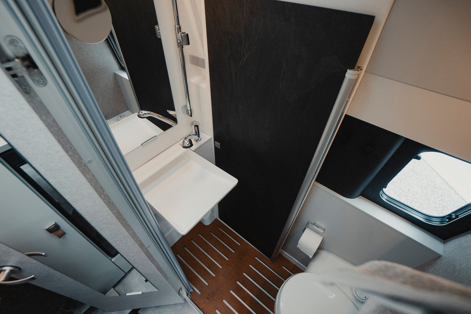 The HYMER Grand Canyon S 700 stands out thanks to its generously designed bathroom concept. 