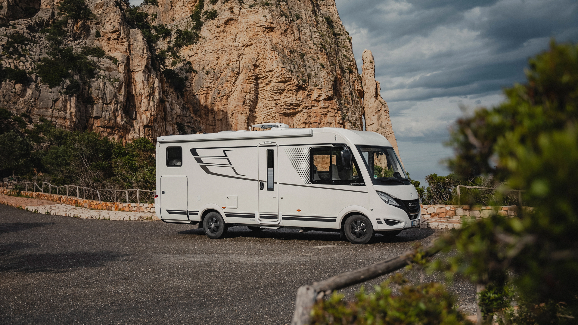 The HYMER B-MC-I impresses with its sporty design, characterised by dynamic lines and stylish graphics. Experience the perfect combination of elegance and power that makes travelling a stylish adventure.