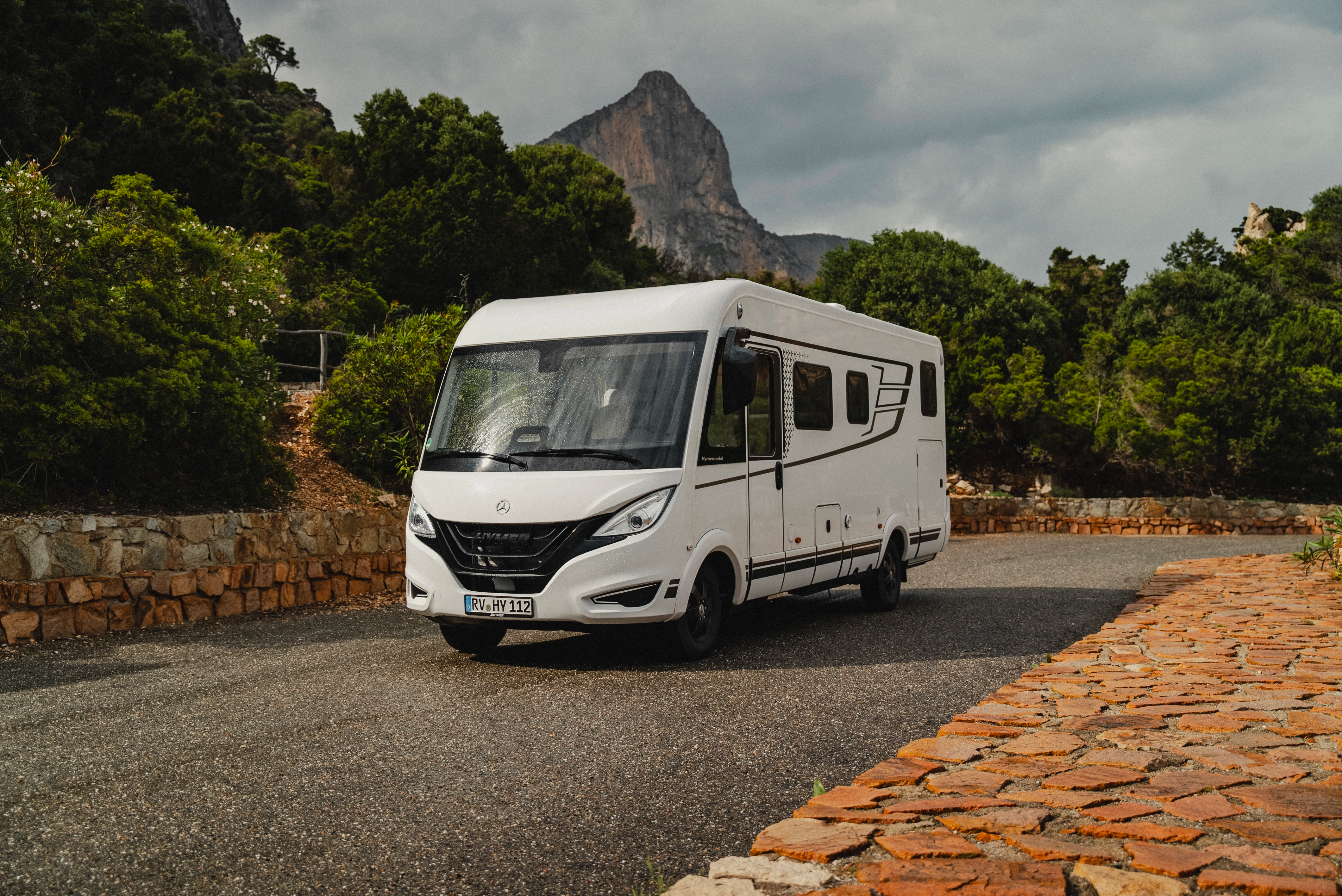 The radiator grille of the HYMER B-MC-I impresses with its modern and dynamic design, which perfectly showcases the stylised inserts. A distinctive feature that underlines the powerful elegance of the front and stylishly presents the logo.