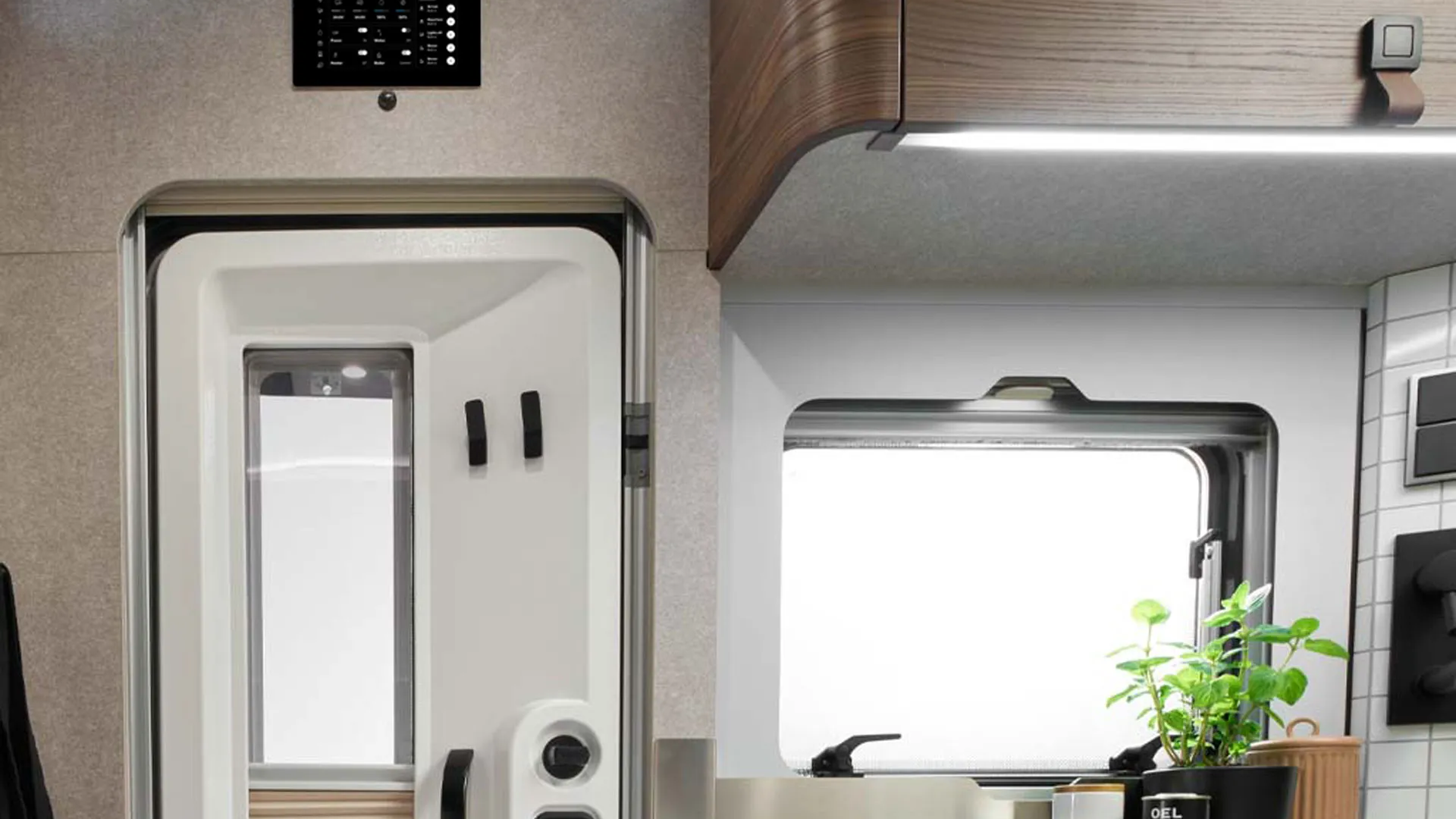 Dans le HYMER ML-T, l'écran HYMER Connect se trouve au-dessus de la porte d'entrée.