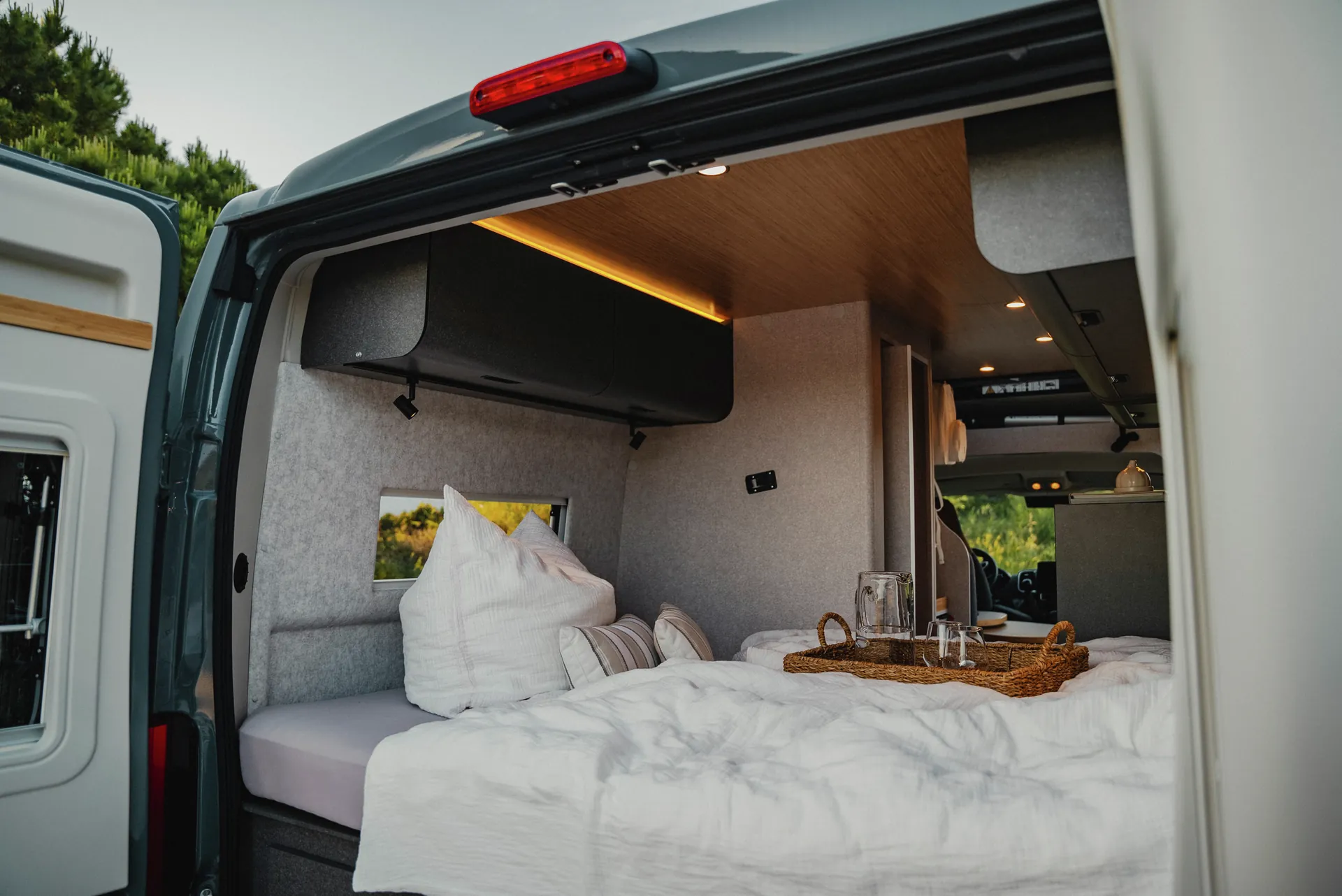 Restful sleep guaranteed – the cosy bed in the Hymer Redwood invites you to dream.