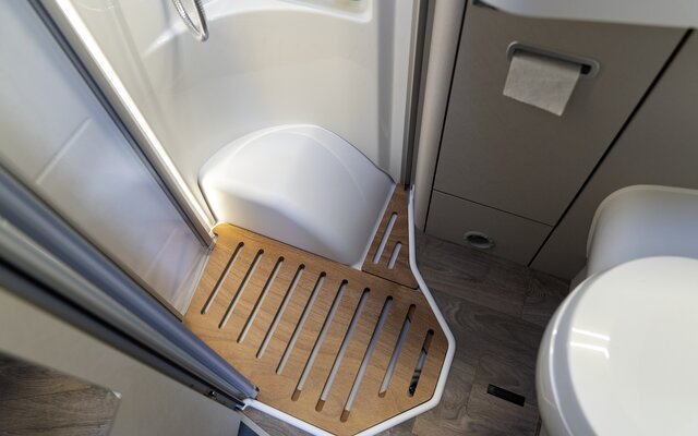 Wooden slatted frame on the floor of the shower cubicle in the Hymermobil Exsis 580 Pure
